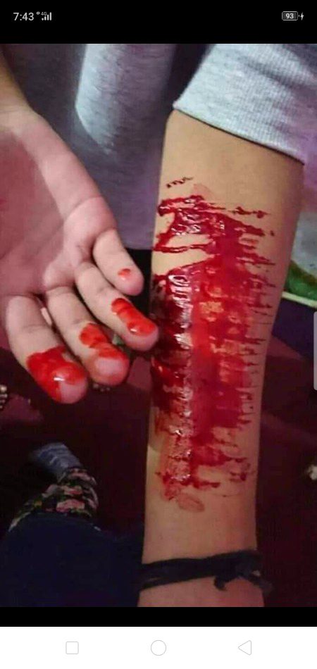 جب درد حد سے بڑھ جائے.
تب میں زخموں سے کھیلتا ہوں🔥 Mahii 💔