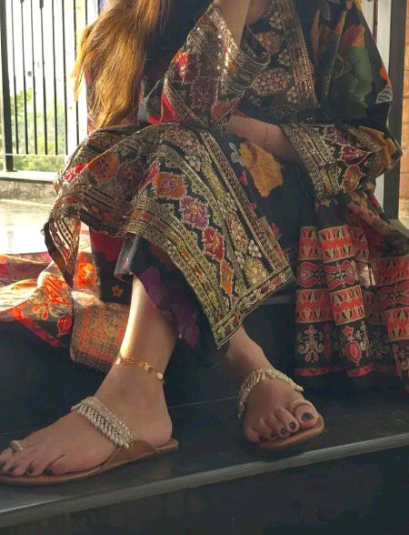 یقینا ہر منظر میں اکیلے رہنا اُس شخص کی رفاقت سے بہتر ہے جو آپ کے مزاج کے مطابق نہ ہو