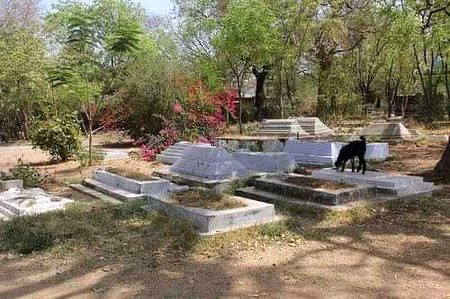 یہ پڑے ہیں ہمارے۔خواب۔ہماری کامیابیاں۔انا۔نفرت۔حسد۔خواہشات۔اکڑ۔غرور۔ناراضگیاں۔حاصل اور لاحاصِل