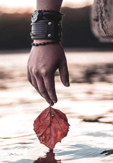 دنیا کے طور طریقے سمجھنے میں وقت تو لگتا ہے۔۔۔
گرانے والا اپنا ہو تو سنبھلنے میں وقت تو لگتا ہے۔۔۔