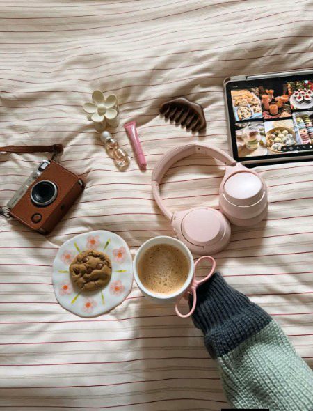 دسمبر کی سرد صبح
ہاتھوں میں کپ
اور دل میں
کسی کا خیال
چائے
صرف مشروب نہیں
یہ وہ وقفہ ہے
جہاں ہم
خود سے ملتے ہیں