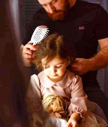 امی کہتی ہیں کہ مرد چاہے جِتنے بھی بڑے ہو جائیں، پڑھے لِکھے ہو جائیں اور امیر ہو جائیں ہمیشہ بچے ہی رہتے ہیں، جلدی رُوٹھ جاتے ہیں، جلدی پشیمان ہو جاتے ہیں اور فوراً صُلح بھی کر لیتے ہیں، مُمکن ہے خواتین کے سامنے کُچھ نہ کہیں لیکن تنہائی میں پُھوٹ پُھوٹ کر روتے ہیں، امی کہتی ہیں کہ یہی وجہ ہے کہ کِسی نے مردوں کو روتے ہُوئے نہیں دیکھا، امی کہتی ہیں کہ خواتین لاکھ چھوٹی کیوں نہ ہوں، پِھر بھی مائیں ہوتی ہیں اور مردوں کی پناہ گاہیں، یہاں تک کہ چھوٹی بچیاں بھی اپنے باپ کی پناہ گاہ ہوتی ہیں...❤️