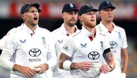 ایشیز سیریز کے پہلے 2 ٹیسٹ میچز ہارنے والی انگلینڈ کرکٹ ٹیم چھٹیاں منانے چلی گئی