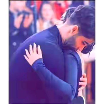 اپنے سر سے وار کہ پھینک دوں انہے
جنہے گماں ہے کہ ان کے بغیر جی نہہں سکتے