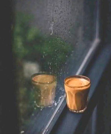 کہنے کو جدا ہیں مگر ساتھ ہی جچتے ہیں
کالے بادل ٹھنڈی ہوا بارش، چائے میں اور تم۔۔💜🖤