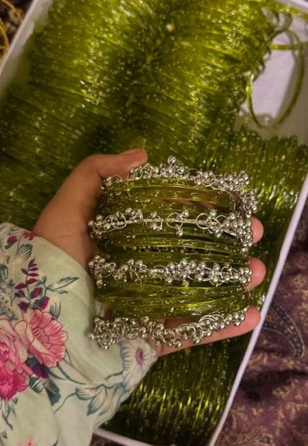 میں ان لڑکیوں میں شمار ہوں جنہوں نے اب تک کشمیری چوڑیاں نہیں لی نہ دل ہے لینے کا — 🥀