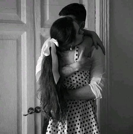 عورت کی شدت سے خواہش ہوتی ہے کہ جب وہ تکلیف میں ہو تب اسکا مرد اس کے بنا کہے اس کی تکلیف کو سمجھ کر اسے...  سینے سے لگائے پیار سے پوچھے اور اگر...
وہ رو دے تو اپنی بازوؤں کے حصار میں اسے جی بھر کے رو لینے دے جب اُس کا دل ہلکا ہو جائے تب محبت سے اُس کے آنسو صاف کرے... اور خود کے ہونے کا احساس دلائے
تسلی دے کہ میں ہوں تمھیں سننے ، تمھارے بکھرے وجود کو سمیٹنے کے لیے میں ہوں اور آخری دم تک رہوں گا۔۔
#ZALIM❤❤❤