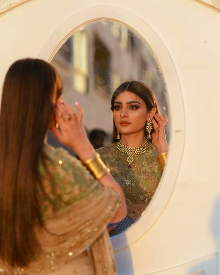 اٹھا کر کیوں نہ پھینکیں ساری چیزیں
فقط کمروں میں ٹہلا کیوں کریں ہم
نھیں دنیا کو جب پروا ہماری
تو پھر دنیا کی پروا کیوں کریں ہم…🙂🥀🖤