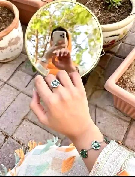 ذرا ذرا سا اترتا ہے میری آنکھ میں نم🥀
کوئی بھی آنسو  مگر گال  تک نہیں پہنچا
ہاں ہوتی ہے میسج پہ تھوڑی تھوڑی بات.
ہمارا پیار ابھی کال تک نہیں پہنچا🔥 Mahii 💔