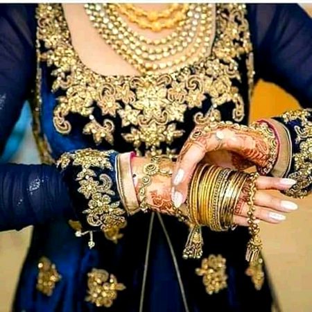 Dill krta hai is EID pr tmhen choorhyan gift krun...n1