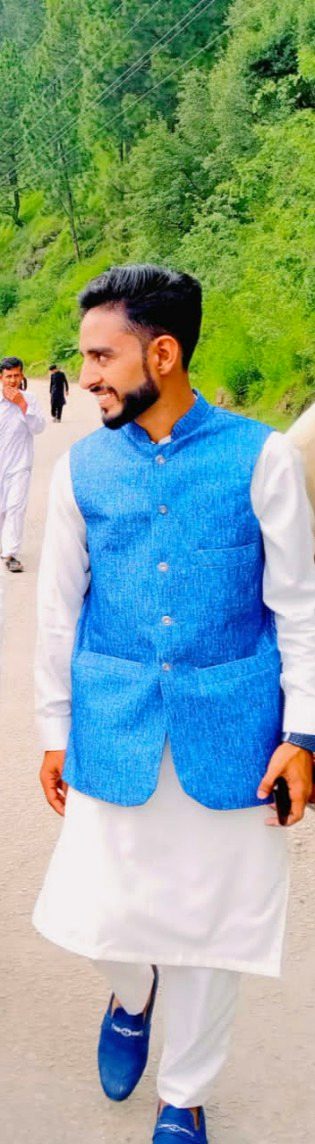 میں  اشکبار  تھا  ہنستا  ہوا  دکھایا  گیا
میری یہ فوٹو غلط زاویے سے کھینچی گئی