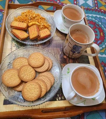 اب یہ افواہ کون پھیلا رہا ہے کہ لڑکیاں چائے ختم ہونے کے
بعد پیالی میں موجود پتی بھی کھا جاتی ہیں۔🖤🌸