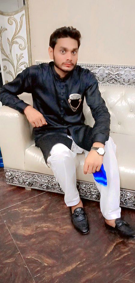 ہمارے خون میں اک اور بات شامل ہے 
ہمارے بڑوں نے بڑی درگزر سکھائی ہے🔥🥀