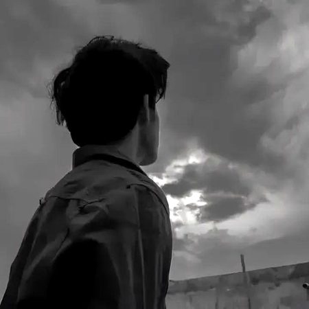 محبـت ایـک خوشبـو ہـے ہمیـشہ ساتـھ چلتـی ہے
کوئـی انسـان تنہائـی میـں بھـی تنہا نہیـں رہتـا