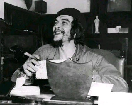 ”لوگ سوچنا پسند نہیں کرتے، کیوں کہ وہ سوچیں گے تو نتاٸج پر پہنچیں گے اور نتاٸج ہمیشہ خوشگوار نہیں ہوتے“
چی گویرا📚🖋️🖋️🖋️