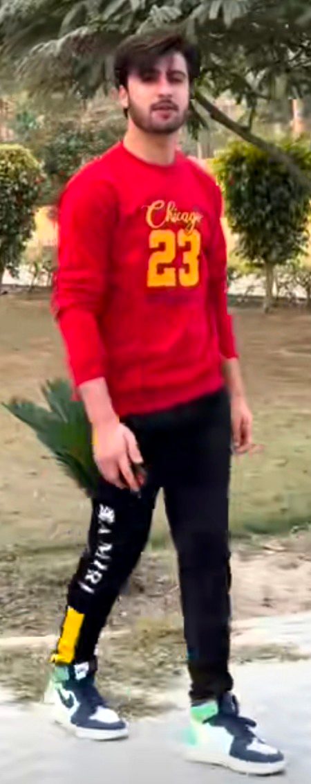 ھم جن پہ اندھا یقین کرتے ھیں 
وہ ثابت کر دیتے ھیں کہ ھم واقعی اندھے تھے