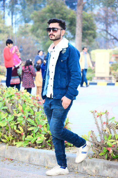 Ab to ghabra k yeh kehte hain k marr jayen gay....
Marr k chain b na paaya to kidher jayen gay...