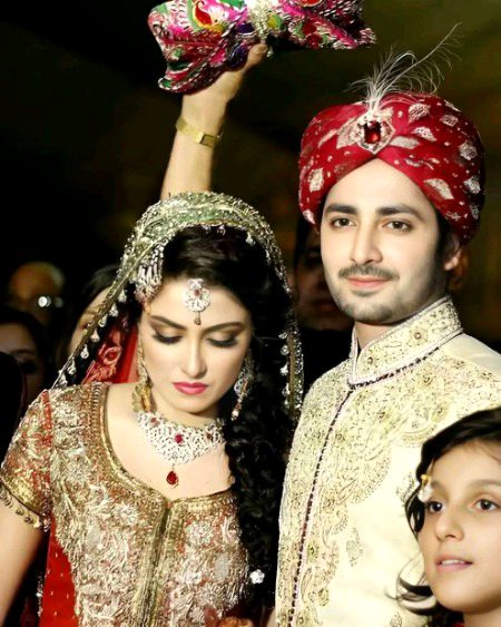 اور عورت کی محبت کا عالم تو یہ ہے کہ وہ اپنے پسندیدہ شخص کے ساتھ جنت کی حوروں کو بھی برداشت نہیں کر سکتی🤎