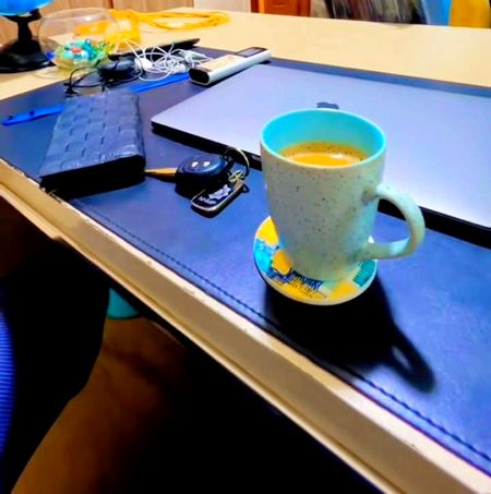 مجھے اچھا لگتا ہے...
میرا خاموش کمرا...
چائے کا کپ...
اور میری تنہائی...❤