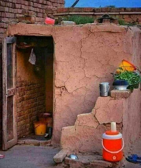 کچے گھر اور پکے رِشتے ہوتے تھے   
 گاؤں والے کِتنے سچے ہوتے تھے
 ZaRRaaR💔🥀