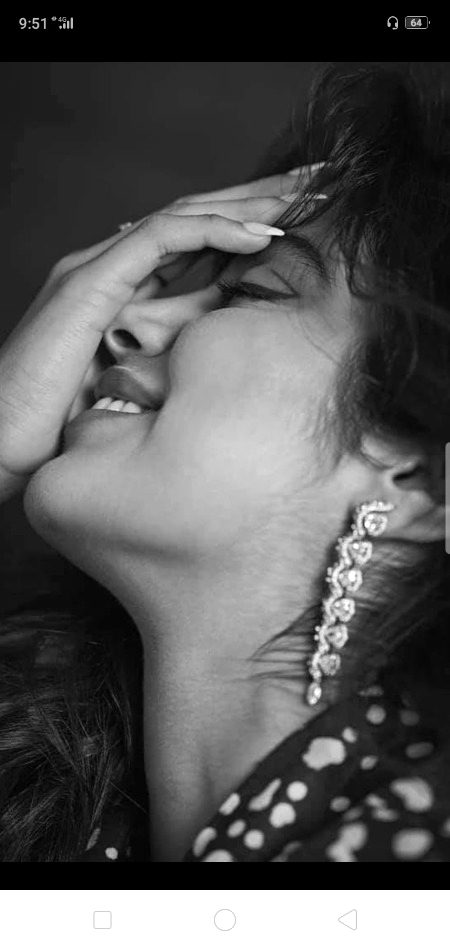 تابِ دیدار بھلا چشـــمِ طلب کو کب تھی
تیری درگاہ میں پہنچا تو فقط دل پہنچا🔥 Mahii 💔