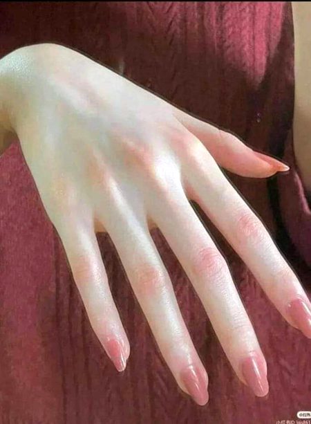 ایسے ہاتھ والی لڑکیاں کہاں سے ملتی ہیں 😐😐🙊