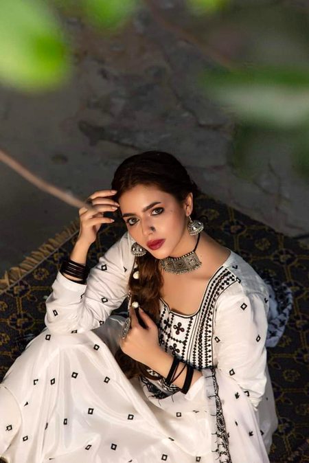خوشی کا دن ہے تو کیا ہنستا ہنساتا ہو گا
یا یونہی میری طرح دل وہ جلاتا ہو گا.
ان ہی سوچوں میں گذر جاتی ہیں عیدیں میری
کیا مجھے بھول کے وہ عید مناتا ہو گا.
چاند راتوں کو سنورتا تھا جو بس میرے لئے
اب اسے چاند یہ کیا عید کا بھاتا ہو گا
وہ جو کہتا تھا نہ آئے تو نہ عیدیں ہوں گی
جانے اب کس کو وہ  یہ کہہ کے بلاتا ہو گا.
میرے آنے پہ نہ وہ سامنے پہروں آنا
طور بدلے ہیں یا ویسے ہی ستاتا ہو گا.
کبھی ہنستا تھا کہ شب بھر رہے تم خوابوں میں 
کسے اب قصے وہ خوابوں کے سناتا ہو گا
ٹوٹ جاتا ہے جو اک بار تو یہ سوچوں میں 
کوئی پھر دل میں بھلا کیسے سماتا ہو گا.
جانے کیا سچ ہے مگر مجھ کو یقیں ہے اتنا
ایک آنسو تو مرے نام کا آتا ہو گا🔥 Mahii 💔