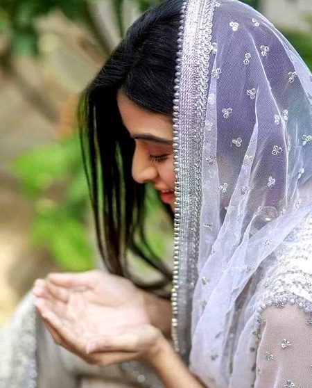 لوگ کہتے ہیں دعاؤں میں اثر نہیں رہا🥀
میں بتاؤں🖤🥀
دعائیں کب اثر کرتی ہیں،
 جب انھیں صبر کی مہر لگا دی جائے
     صبر یہ نہیں
  اللہ سے مانگنا چھوڑ دو__
صبر تو یہ ہے کہ
 دوسروں سے کہنا چھوڑ دو
انسان جب ٹوٹتا ہے نا تو
 سوائے رب کے اس کی آواز 
کوئی نہیں سنتا... 
اور ٹوٹی ہوئی چیزوں میں 
لوگ صرف تجسّس رکھتے ہیں
جب کہ اللہ ٹوٹی چیزوں سے
 محبت رکھتا ہے
دعاؤں کو صبر کی چادر 
پہنا کر دیکھیں.
 یہ کیسے سائبان بنتے ہیں🔥 Mahii 💔