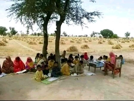 گاؤں میں سکون کا دور تھا ☺️
نا شہر تھا نا شور تھا ☺️
  کیا خوبصورت دور تھا جب گاؤں میں گرمیوں کا موسم ہوتا تو ایک سایہ دار درخت کے نیچے کلاس ہوا کرتی تھی ۔جب سارے بچے مل کر استاد کے کاموں میں مدد کروانے جایا کرتے تھے مثلاً اگر گندم ہوتی تو گندم کٹوانے جایا کرتے اور بھی طرح طرح کے کاموں میں اپنے استادوں کو اپنا روحانی والدین سمجھ کر کام کرواتے ۔ جو وقت گزر گیا اس کا ایک چھوٹا سا جائزہ آپ اس تصویر سے لگا سکتے