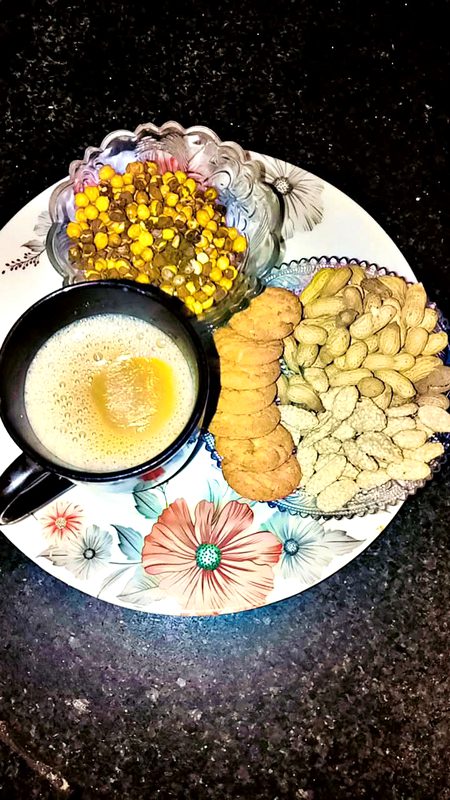 دل کو سکون ، ہونٹوں کو میرے ہنسی ملی
اک چائے کیا ملی کہ مجھے زندگی ملی.. ☕