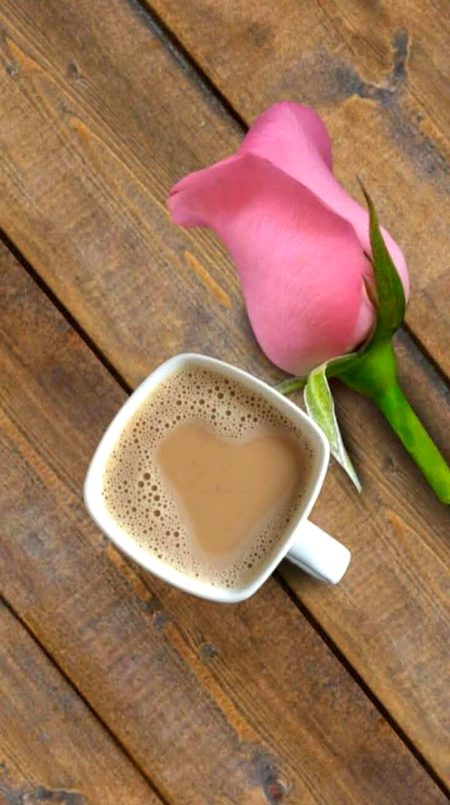 زندگی تلخ تھی , چاۓ میں ملا لی میں نے
خواب آنکھوں میں اتارے, تو مرے شعر بنے
چاندنی رات تھی, تنہائی تھی, خاموشی تھی
جب گرے ٹوٹ کے تارے ,تو مرے شعر بنے۔