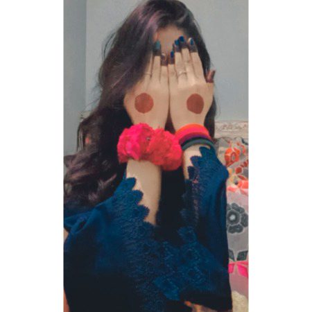 وہ کلائی میں پہن کر گجرے پھولوں کو خوشبو ادھار دیتی ہے 😌🌺👀