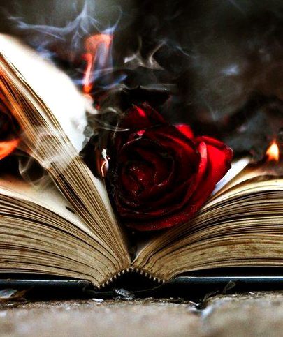 Woh chaand chehare woh behaki baate
Sulagte din the mehakti raate
Woh chaand chehare woh behaki baate
Sulagte din the mehakti raate
Woh chhote chhote se kaagazo pe
Mohabbato ke payaam likhana
Kabhi kitabon mein phool rakhna
Kabhi darakhto pe naam likhna...