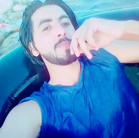 اچھے وقتوں کی تمنا میں رہی عمر رواں
ꨄ︎ℂ𝕙𝕒𝕒𝕟𝕕ꨄ︎
وقت ایسا تھا کہ بس ناز اٹھاتے گزری