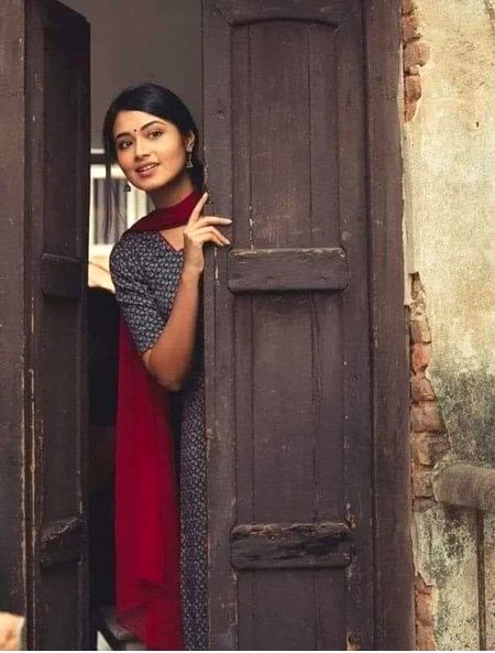 اگر ہم آئیں کبھی زیارت کو 
آپ دروازے تک تو آئیں گے نا؟