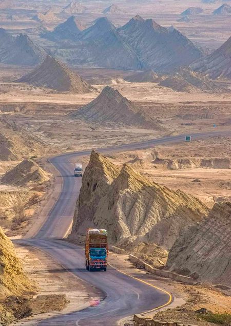 مکران ساحلی شاہراہ، بلوچستان۔۔۔🌾🚙
Makran Coastal Highway
Hingol National Park, Balochistan 💕
