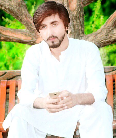 وہ جن کے گھر میں دیا تک نہیں جلانے کو
💔🌙
یہ چاند ..صرف اُنہی کے لیے نکلتا ہے
🔥