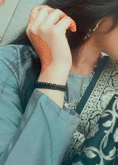 اب تھوڑا اجنبی رہنے دیں مجھے
ہر بار خاص سے عام ہوئی ہوں میں___"😓🙏
__"🖤🍁 🥰