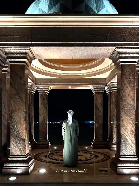 ليت ابوظبي ياسعها الهدب
وتسكن العين ويطول المقام 
دار من سطّر المجد وكتب
قصةٍ حبرها برق الغمام