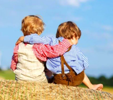 پرانے دوستوں کے لیے دل میں ایک کمرہ کھلا رہتا ہے ، ان کے ساتھ مسکراہٹیں اصلی ہوتی ہیں.
🤍🌝