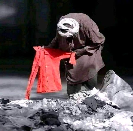 مفلس نے اٹھا کر کوڑا دان سے ایک قمیض
کہا شکر خدا کا میرے بچے کی عید ہو گئی