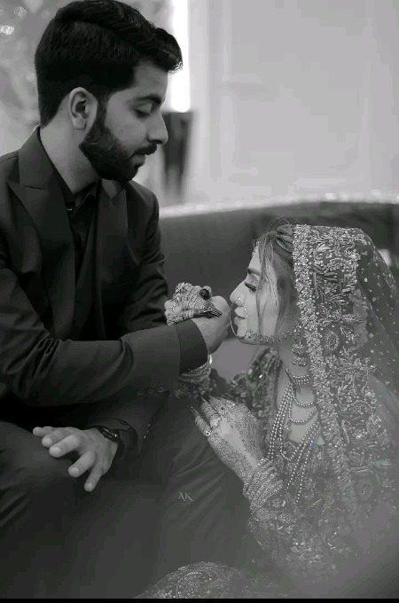 🥀💫❣️:ڪڏهن ڪڏهن مان خاموش ٿي وڃان ٿو، بس توکي ڏسڻ لاءِ. تنهنجين اکيون، تنهنجي چهري جو سکون، اهڙو لڳي ٿو ڄڻ لفظن کان به وڌيڪ ڳالهائين ٿا. پر جڏهن تون ڳالهائين ٿي، تنهنجي آواز ۾ به عجيب جادو لڪل آهي. مان هر ڀيري اُن دلڪشيءَ۾ ڦاسجي وڃان—نه سمجهي سگهان ته توکي ڏسڻ وڌيڪ حسين آهي، يا ٻڌڻ وڌيڪ سهپ ڀريو