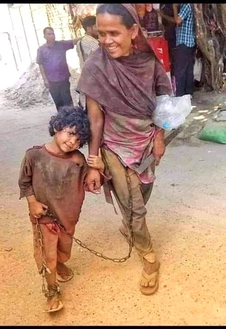 ﮨﻢ ﮐﻮﺋﯽ ﻗﺎﻧﻮﻥ ﺑﮭﻼ ﮐﯿﺴﮯ ﺧﺮﯾﺪ ﺳﮑﺘﮯ ﺗﮭﮯ
ﮨﻤﺎﺭﯼ ﺟﯿﺐ ﻣﯿﮟ ﭘﭽﮭﻠﯽ ﺻﺪﯼ ﮐﮯ ﺳﮑﮯ ﺗﮭﮯ