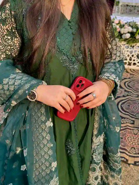 ہم تھے، تُم تھے، کچھ جزبات بھی تو تھے.
ارے چھوڑو! کچھ نہیں، الفاظ ہی تو تھے🙂🖤