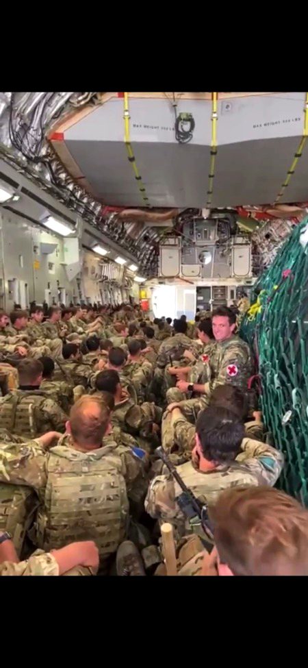 #افغانستان 
*برطانیہ کے فوجی جو کہ جدید جنگی سازوسامان کے ساتھ لیس ہوکر امریکہ فرعون کی سرپرستی میں افغانستان سے مجاہدین کا خاتمہ کرنے آئے تھے، لیکن 20سال کی طویل ترین جنگ لڑنے کے بعد مجاہدین کے ہاتھوں شکست کھانے کے بعد جہاد کی سرزمین افغانستان سے منہ لٹکائے اپنے وطن واپس جا رہے ہیں*
*افغان باقی  کہسار باقی*
⚔️جہاد فی سبیل اللّٰہ ⚔️