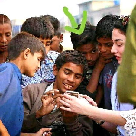 میرے گاٶں میں تو تتلی پر بھی مر مِٹتے ہیں لوگ
تیرے آنے سے تو خلقت باٶلی ہوجاۓ گی