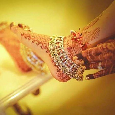 پہلے تو اس کی پازیب ہی جان لیوا تھی.
اُوپر سے اس نے پاؤں پر مہندی بھی لگا لی �❀꧁꧂🍁