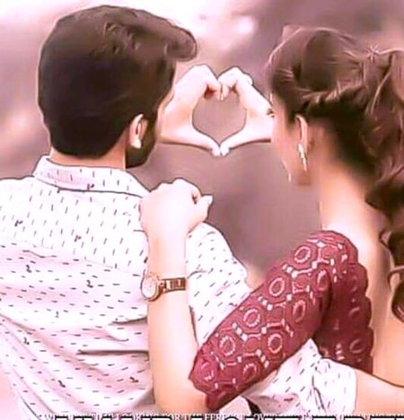 پُوچھ اُس شخص سے جس کو تُو مُیسر ہی نہیں
آنکھ بھر کے تُجھے تکنے کی سہُولت کیا ہے 
یاد کرنا تُجھے خُود ہی کئی پہروں, لیکن
خُود ہی پھر سوچتے رہنا کہ یہ عادت کیا ہے
یُوں تو ہر چیز مُیسر ہے ضرُوری, لیکن
اِک سِوا تیرے,  کسی شَے کی ضرُورت کیا ہے🔥 Mahii 💔