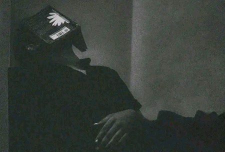 عجب مسٸلہ ہے ہم حساس لوگوں کا بظاہر سب ٹھیک ہونے کے باوجود بھی یکدم بے چین ہو جاتے ہیں
کبھی اس کی وجہ 
گرمیوں کی تپتی مگر ویران دوپہریں ، یا پھر سردیوں کی خاموش شامیں ، اور کبھی کسی کا سخت جملہ یا کسی بہت ہی اپنے کی خاموشی یا ماضی میں گزرا ہوا سانحہ💔