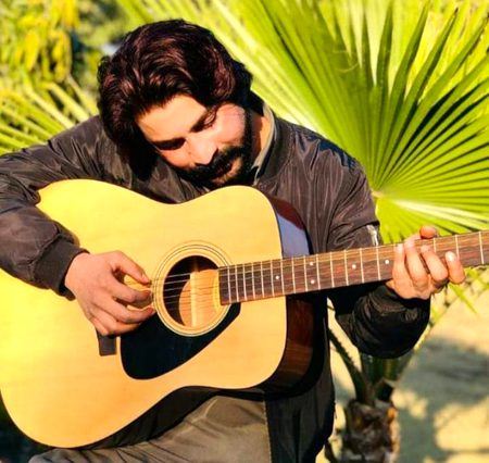 حسن والے ہمارے در کےفقیر ہیں_💕
ہم اپنی سادگی سے بادشاہوں کو جھکا دیتے ہیں
✌️